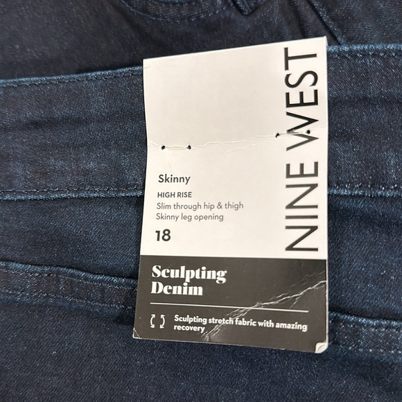 Dark wash sculpting jeans - Picture 3 of 3